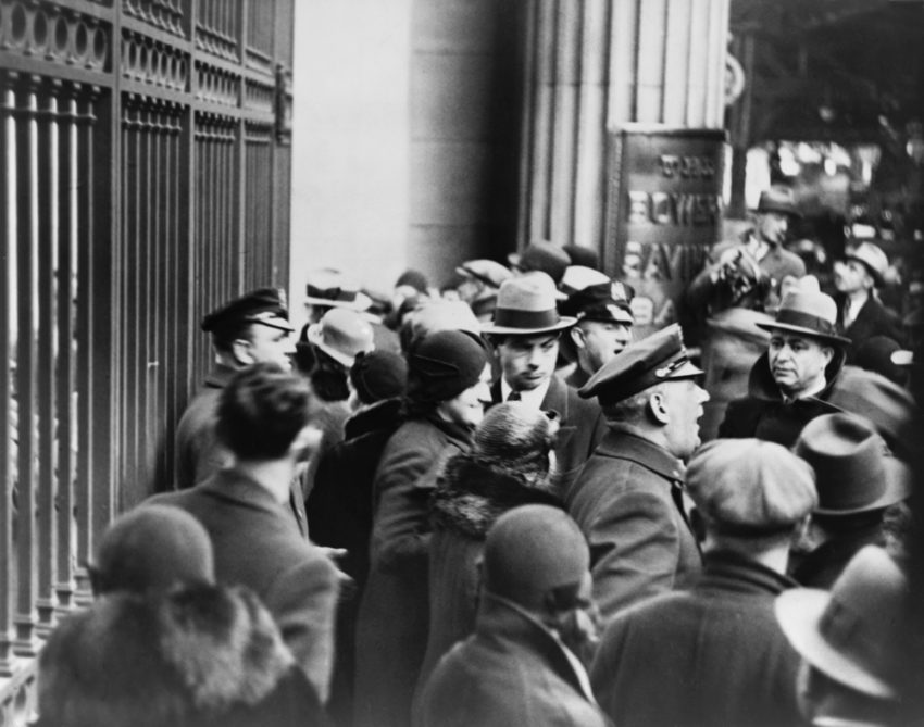 Panique bancaire dans les années 30, la police est obligée d'intervenir.