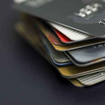 Illustration avec des cartes bancaires pour l'article : Est-il obligatoire d'ouvrir un compte pro pour une micro-entreprise ?