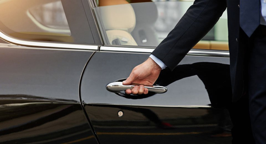 Voiture avec chauffeur illustrant le service de conciergerie de Milleis Banque Privée